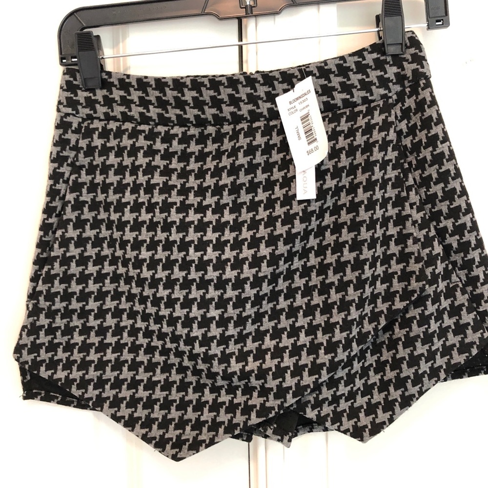 Brand new size S houndstooth skort!